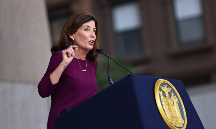 La gobernadora de Nueva York, Kathy Hochul, habla durante una conferencia de prensa en la ciudad de Nueva York el 26 de agosto de 2021. (Michael M. Santiago/Getty Images)
