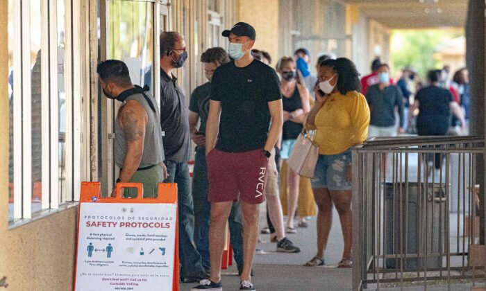 La gente hace fila para votar en un lugar de votación en el centro comercial Scottsdale Plaza, en Scottsdale, Arizona, el 3 de noviembre de 2020. (Olivier Touron/AFP vía Getty Images)
