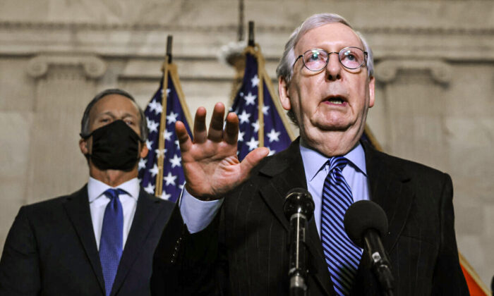 El líder de la minoría del Senado, Mitch McConnell (R-Ky.), habla con los periodistas después del almuerzo semanal del caucus republicano del Senado, en Capitol Hill, Washington, el 16 de marzo de 2021. (Chip Somodevilla/Getty Images)
