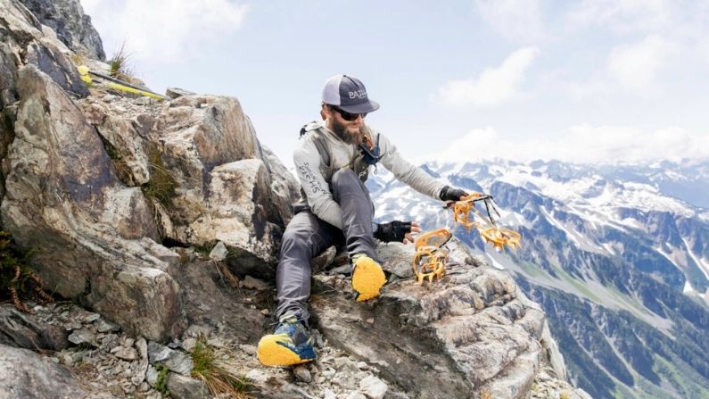 El alpinista Jason Hardrath subiendo una de las 100 montañas del estado de Washington. (Cortesía de OutsidePR)
