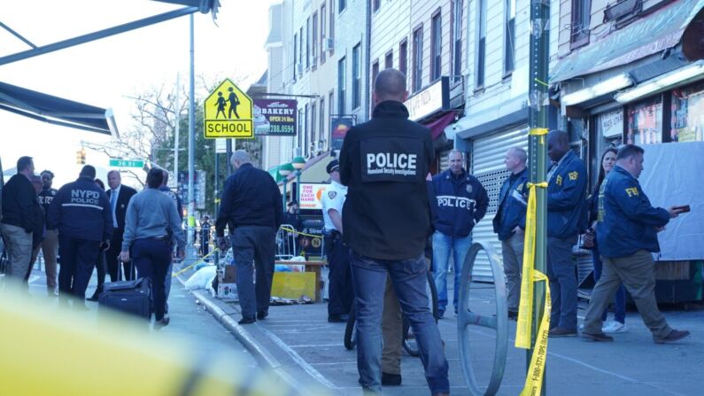 Agentes de la policía investigan un tiroteo en la estación de metro de la calle 36 en Brooklyn, Nueva York, el 12 de abril de 2022. (Enrico Trigoso/The Epoch Times)