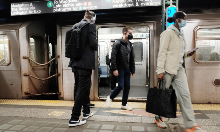 La gente sale del metro de la ciudad de Nueva York, el 13 de abril de 2022. (Spencer Platt/Getty Images)
