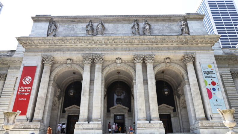 La gente camina por las escaleras de la Biblioteca Pública de Nueva York el 6 de julio de 2021 en Manhattan, en la ciudad de Nueva York. (Michael M. Santiago/Getty Images)