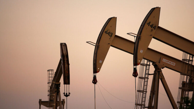 Plataformas petrolíferas extraen petróleo en la comunidad de Culver City, California, en el área de Los Ángeles, el 25 de abril de 2008. (David McNew/Getty Images)
