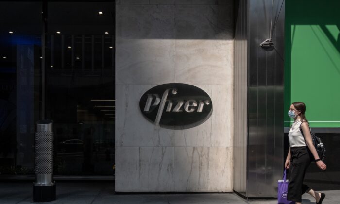 Una persona camina junto a la sede de Pfizer en Nueva York en una fotografía de archivo. (Jeenah Moon/Getty Images)