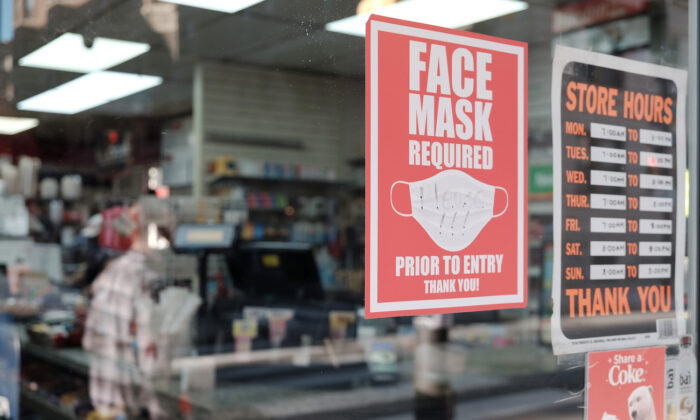 Un cartel en una puerta pide a la población que use mascarillas en el centro de Filadelfia, Pensilvania, el 15 de abril de 2022. (Spencer Platt/Getty Images)