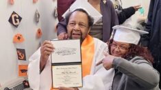 Abuelito logra que quiten vergonzoso sello en su diploma de secundaria, después de 60 años