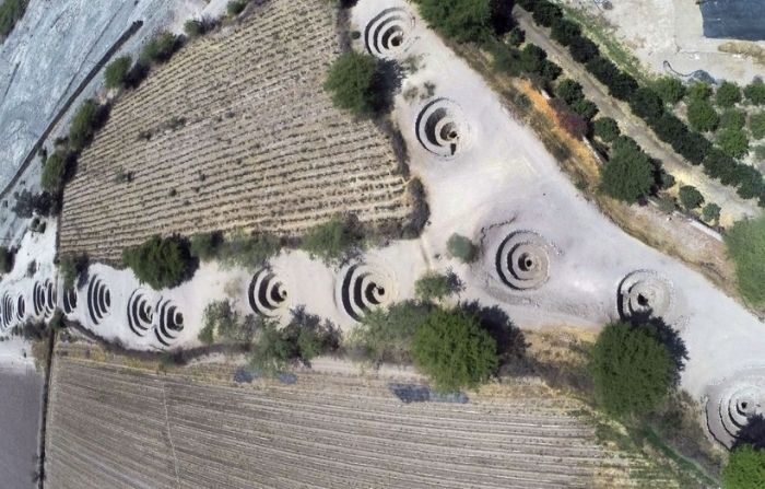 Foto aérea que muestra los orificios de ventilación del acueducto de Cantalloc en Nazca, Perú, a unos 435 km al sur de Lima, el 12 de diciembre de 2014. Estos acueductos se encuentran entre los proyectos de ingeniería hidráulica más originales que datan del período prehispánico de la historia peruana. (MARTIN BERNETTI/AFP vía Getty Images)