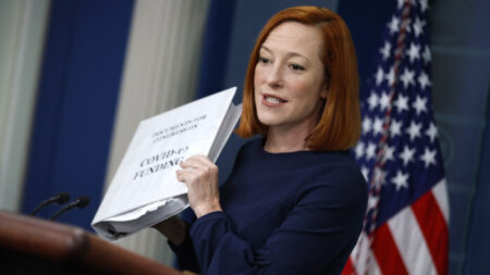 Psaki califica de «truco publicitario» plan de Abbott de enviar extranjeros ilegales en autobús a DC