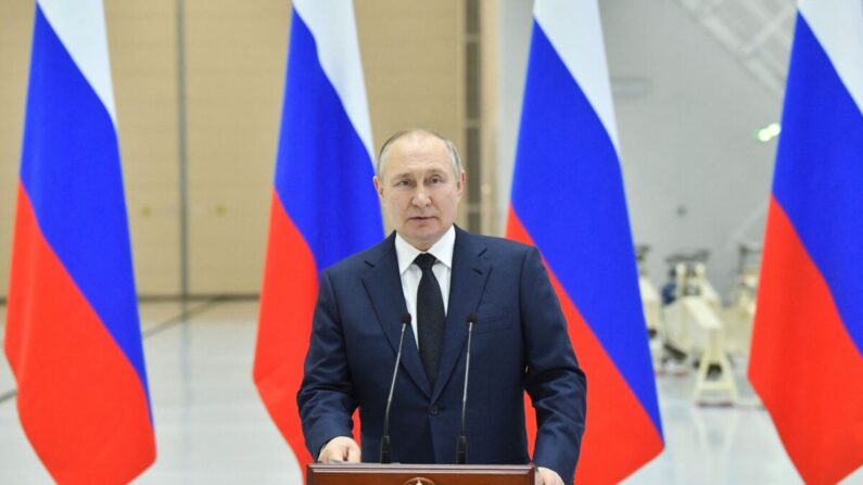 El presidente ruso Vladimir Putin pronuncia un discurso mientras visita el cosmódromo de Vostochny, a unos 180 km al norte de Blagoveschensk, en la región de Amur, el 12 de abril de 2022. (Yevgeny Biyatov/Sputnik/AFP vía Getty Images)
