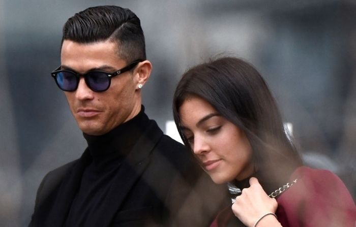 Cristiano Ronaldo sale con su novia Georgina Rodríguez después de asistir a una audiencia judicial por evasión de impuestos en Madrid el 22 de enero de 2019. (OSCAR DEL POZO/AFP vía Getty Images)