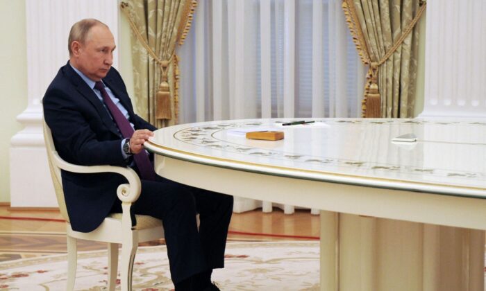 El presidente ruso Vladimir Putin atiende una reunión con su homólogo azerbaiyano en el Kremlin de Moscú, el 22 de febrero de 2022. (Mikhail Klimentyev/Sputnik/AFP a través de Getty Images)
