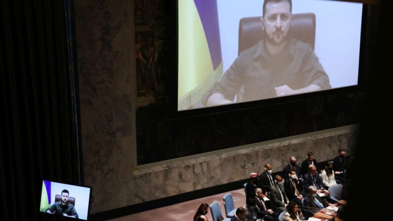 El presidente ucraniano Volodímir Zelenski se dirige al Consejo de Seguridad de las Naciones Unidas (ONU) a través de una videoconferencia en Nueva York, el 5 de abril de 2022. (Spencer Platt/Getty Images)
