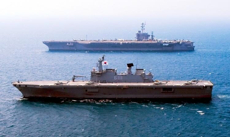 El buque de desembarco anfibio surcoreano ROKS Dokdo y el portaaviones USS George Washington durante un ejercicio de preparación el 27 de julio de 2010. (Adam K. Thomas/U.S. Navy vía Getty Images)
