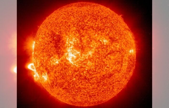 Imagen del Observatorio Solar y Heliosférico muestra la región 486 que desató una llamarada récord la semana pasada (abajo a la izquierda) el 18 de noviembre de 2003 en el sol. La mancha en sí no puede verse todavía, pero sí se aprecian grandes bucles calientes llenos de gas sobre esta región. Estos bucles posteriores a la erupción siguen activos. (Foto de la NASA vía Getty Images)