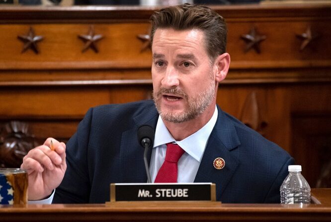 El representante Greg Steube (R-Fla.) habla ante el Comité Judicial de la Cámara de Representantes en el Capitolio, en Washington, el 4 de diciembre de 2019. (Saul Loeb-Pool/Getty Images)
