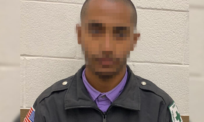Un ciudadano de Arabia Saudita descrito como un posible terrorista posa luego de ser arrestado por haber ingresado ilegalmente a Estados Unidos, en Arizona, el 16 de diciembre de 2021. (Patrulla Fronteriza de EE. UU.)