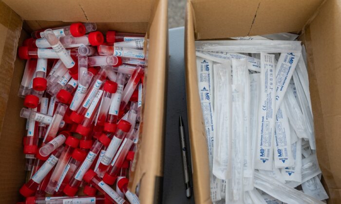 Materiales en un centro de pruebas de detección del virus causante de COVID-19 en una fotografía de archivo. (Jon Cherry/Getty Images)