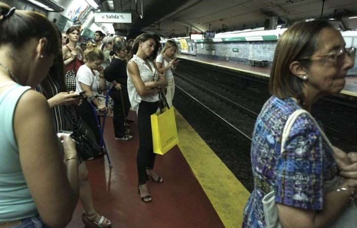 Usuarios esperan el metro en Buenos Aires, el 3 de enero de 2018. (EITAN ABRAMOVICH/AFP via Getty Images)