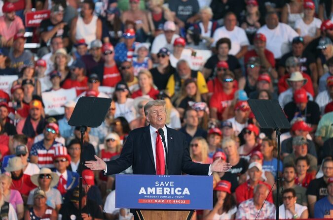 El expresidente Donald Trump habla a sus partidarios durante un mitin en el recinto ferial del condado de Lorain en Wellington, Ohio, el 26 de junio de 2021. (Scott Olson/Getty Images)
