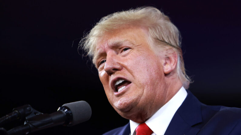 El expresidente Donald Trump habla durante una conferencia en Orlando, Florida, el 26 de febrero de 2022. (Joe Raedle/Getty Images)