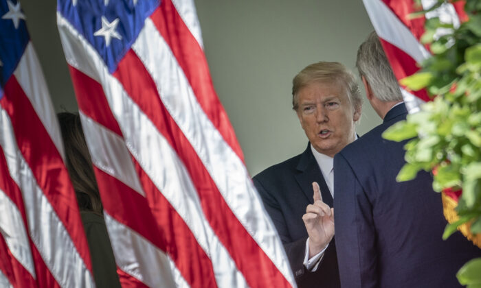 El presidente Donald Trump habla con el líder de la minoría de la Cámara de Representantes, Kevin McCarthy (R-Calif.), fuera de la Oficina Oval de la Casa Blanca en Washington el 22 de abril de 2020. (Drew Angerer/Getty Images)