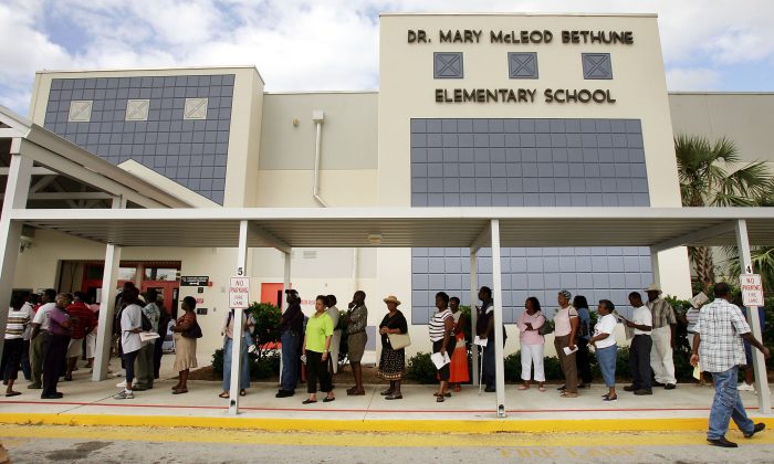 Los votantes esperan en fila para emitir su voto en Riviera Beach, Florida, el 2 de noviembre de 2004. (Mario Tama/Getty Images)