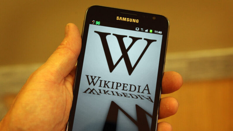 Un dispositivo móvil muestra la página principal de Wikipedia con un logo oscurecido en Londres, Inglaterra, el 18 de enero de 2012. (Peter Macdiarmid/Getty Images)