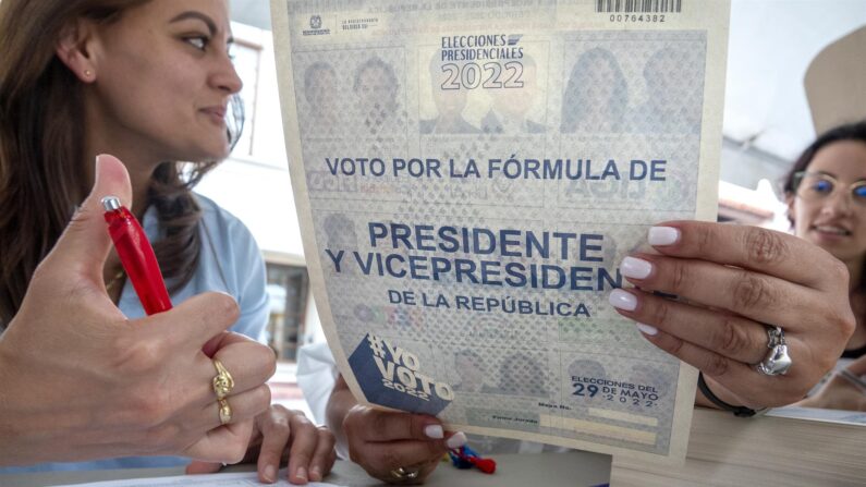 Colombianos del sur de Florida acuden a votar en ambiente tranquilo y festivo. En la imagen se muestra una boleta electoral de las elecciones a la presidencia de Colombia, el 29 de Mayo de 2022.(EFE/EPA/CRISTOBAL HERRERA-ULASHKEVICH)