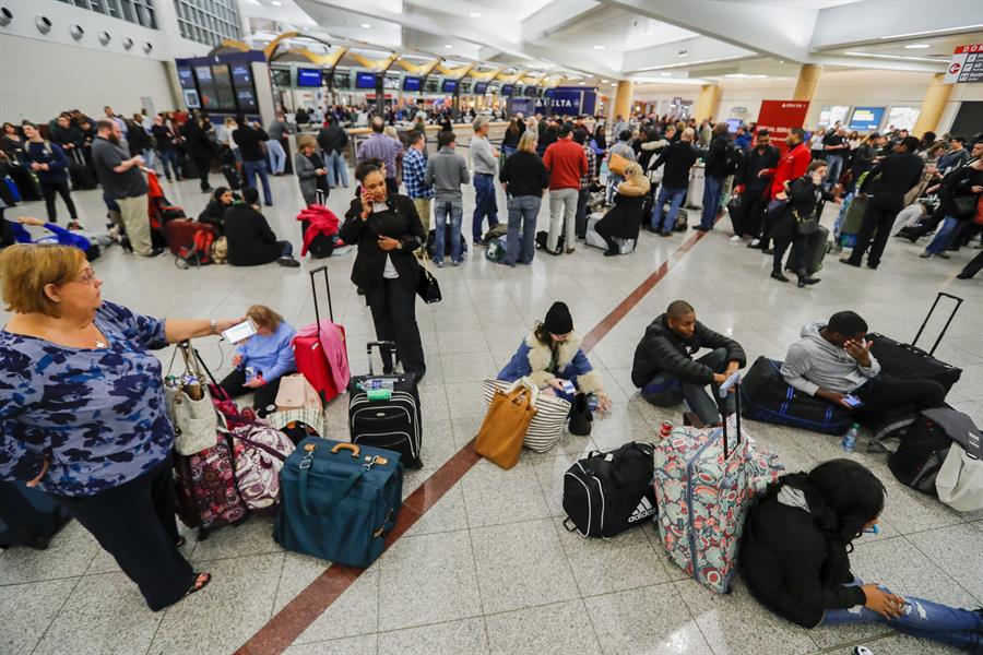 Cancelan centenares de vuelos en EE.UU. en el "puente" de inicio del verano