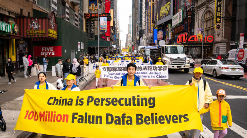 Practicantes de Falun Gong participan en un desfile que marca el 30º aniversario de la introducción de la disciplina espiritual al público, en Nueva York el 13 de mayo de 2022. (Samira Bouaou/The Epoch Times)

