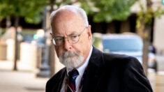 John Durham no responde preguntas al abandonar la corte tras la absolución de Sussmann