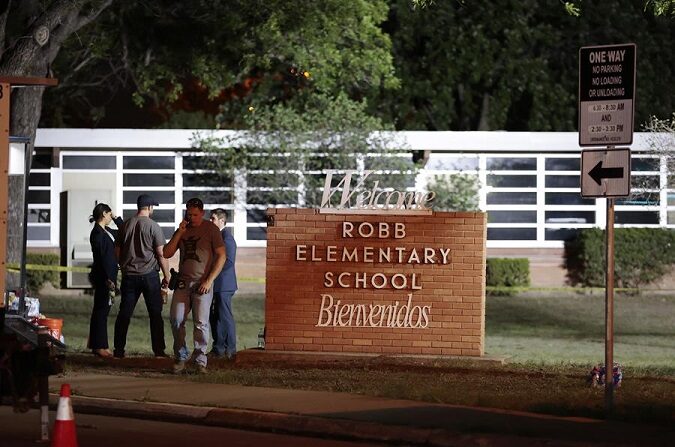 Policías e investigadores continúan trabajando en la escena del tiroteo masivo de este 25 de mayo de 2022 en la escuela de primaria Roob en Uvalde, Texas. EFE/ Aaron M. Sprecher