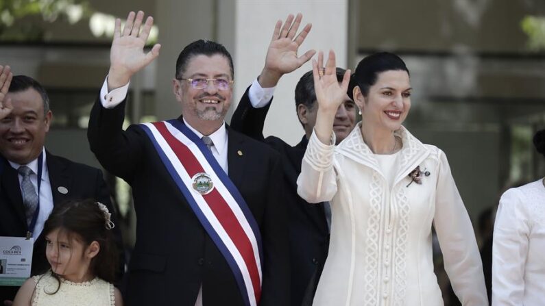 El nuevo presidente de Costa Rica Rodrigo Chaves, acompañado de su esposa Signe Zeicate saludan el 8 de mayo de 2022, a la salida del parlamento en San José (Costa Rica). EFE/Jeffrey Arguedas