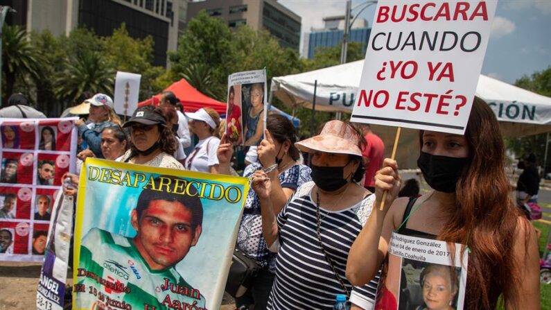 Madres y familiares de personas desaparecidas protestan con imágenes de sus seres queridos, en lo que fuera la Glorieta de la Palma, el 08 de mayo de 2022 en Ciudad de México (México). EFE/Isaac Esquivel