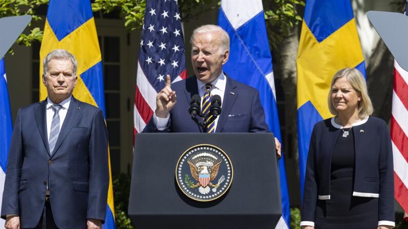 El presidente de EE. UU., Joe Biden (C), la primera ministra de Suecia, Magdalena Andersson (D) y el presidente de Finlandia, Sauli Niinisto (I), hablan con los medios de comunicación después de su reunión sobre las solicitudes de la OTAN de Finlandia y Suecia el 19 de mayo en el jardín de rosas de la Casa Blanca en Washington. (EFE/EPA/JIM LO SCALZO)
