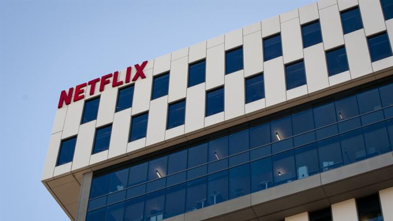 El gigante de 'streaming' Netflix anunció este martes el despido de 150 trabajadores, sobre todo en su sede de Estados Unidos, después de la pérdida de 200,000 suscriptores que la plataforma reportó durante el primer trimestre de 2022. EFE/EPA/Christian Monterrosa/Archivo 