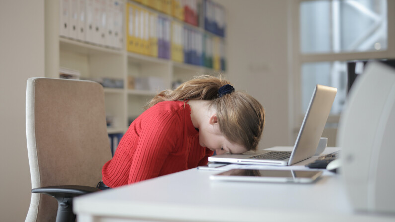 No dormir lo suficiente puede tener efectos muy negativos para la salud de su cuerpo. (Andrea Piacquadio/Pexels)