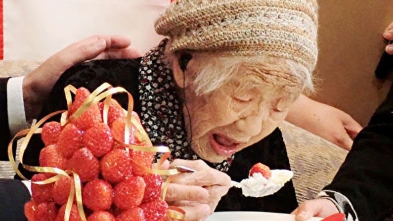La supercentenaria japonesa Kane Tanaka falleció a los 119 años. La imagen muestra a Tanaka celebrando su certificación oficial como la "persona más longeva del mundo" por parte de Guinness World Records el 9 de marzo de 2019 en la prefectura de Fukuoka. (JIJI PRESS/AFP vía Getty Images)
