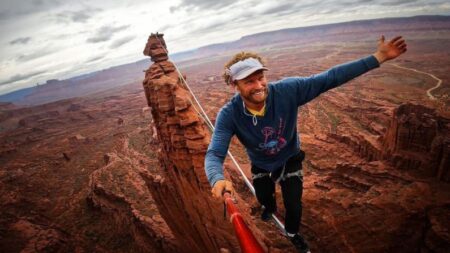 Slackliner toma selfies y videos inimaginables mientras camina por un cable entre montañas