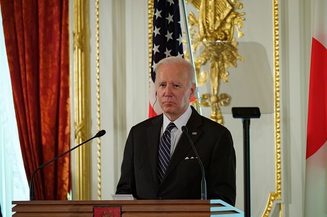 El presidente estadounidense Joe Biden asiste a una rueda de prensa conjunta con el primer ministro japonés Kishida en la Casa de Huéspedes de Akasaka en Tokio, Japón, el 23 de mayo de 2022. (EFE/EPA/NICOLAS DATICHE / POOL)