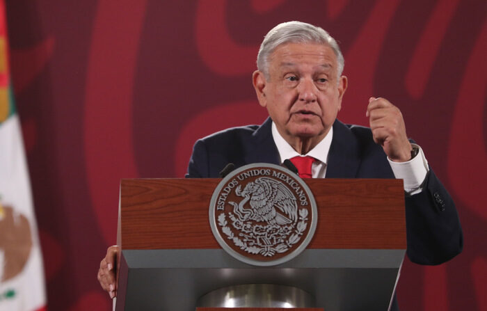 El presidente de México, Andrés Manuel López Obrador, habla durante una rueda de prensa en Palacio Nacional, en la Ciudad de México, México, el 2 de mayo de 2022. EFE/ Sáshenka Gutiérrez