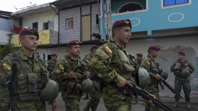 Militares ecuatorianos realizan operativos con fin de contrarrestar hechos delictivos y de violencia, durante el primer día de estado de excepción, en Guayaquil (Ecuador), este 30 de abril de 2022. EFE/Mauricio Torres
