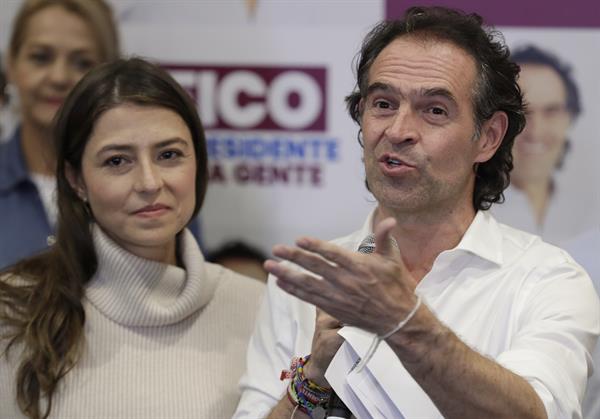 El candidato Federico "Fico" Gutiérrez (d) habla junto a su esposa Margarita Gómez, al final de la jornada de elecciones para elegir presidente de Colombia para el periodo 2022-2026 en Bogotá (Colombia), el 29 de mayo de 2022. EFE/Carlos Ortega
