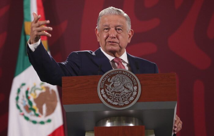 El presidente mexicano Andrés Manuel López Obrador habla durante su conferencia de prensa diaria en el Palacio Nacional en la Ciudad de México, México, el 04 de mayo de 2022. EFE/ Sashenka Gutiérrez