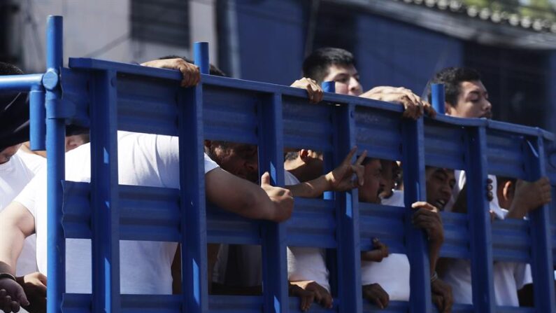 Presuntos pandilleros detenidos durante el Estado de Excepción son trasladados a una cárcel, en San Salvador (El Salvador), en una fotografía de archivo. EFE/ Rodrigo Sura