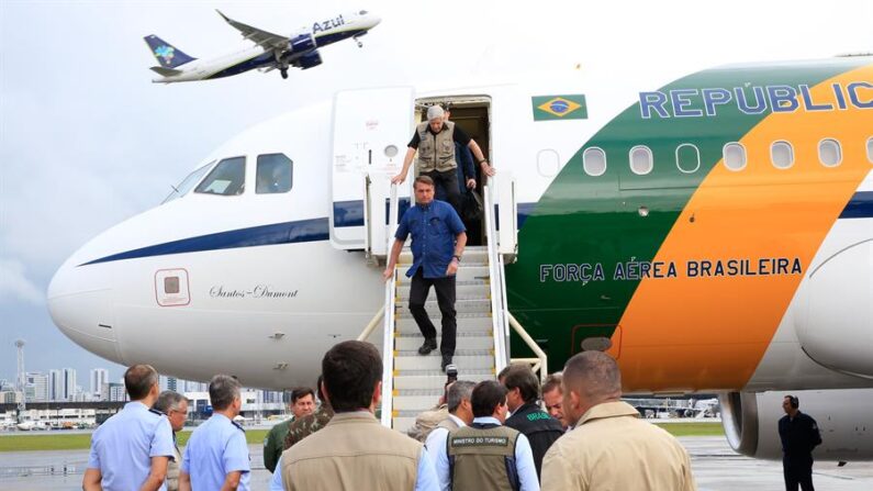 Fotografía cedida por Presidencia brasileña que muestra al presidente de Brasil, Jair Bolsonaro, a su llegada a la ciudad de Recife, capital del estado de Pernambuco (Brasil). EFE/Anderson Riedel Presidencia De Brasil
