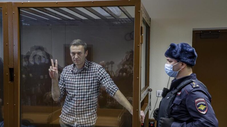 Imagen de archivo del líder opositor ruso Alexéi Navalni dentro de una celda de vidrio. (EFE/EPA/Yuri Kochetkov)