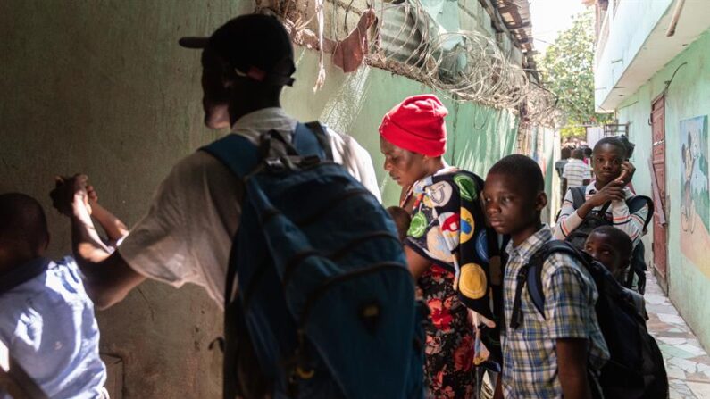 Una familia busca refugio en las instalaciones de una escuela para huir de los enfrentamiento entre bandas armadas que actúan en la zona de Croix-des-Bouquets el 27 de abril de 2022, en Puerto Príncipe (Haití). EFE/ Johnson Sabin