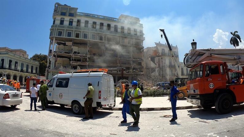 Cuerpos de emergencia trabajan en la zona tras una explosión en Hotel Saratoga, en la capital cubana. EFE/Ernesto Mastrascusa